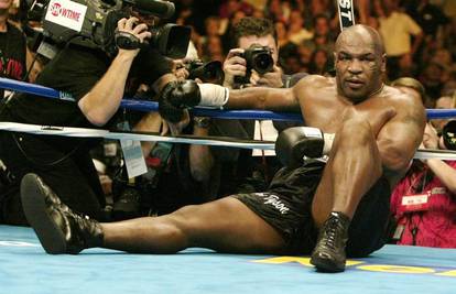 Mike Tyson u zračnoj luci nokautirao je paparazza