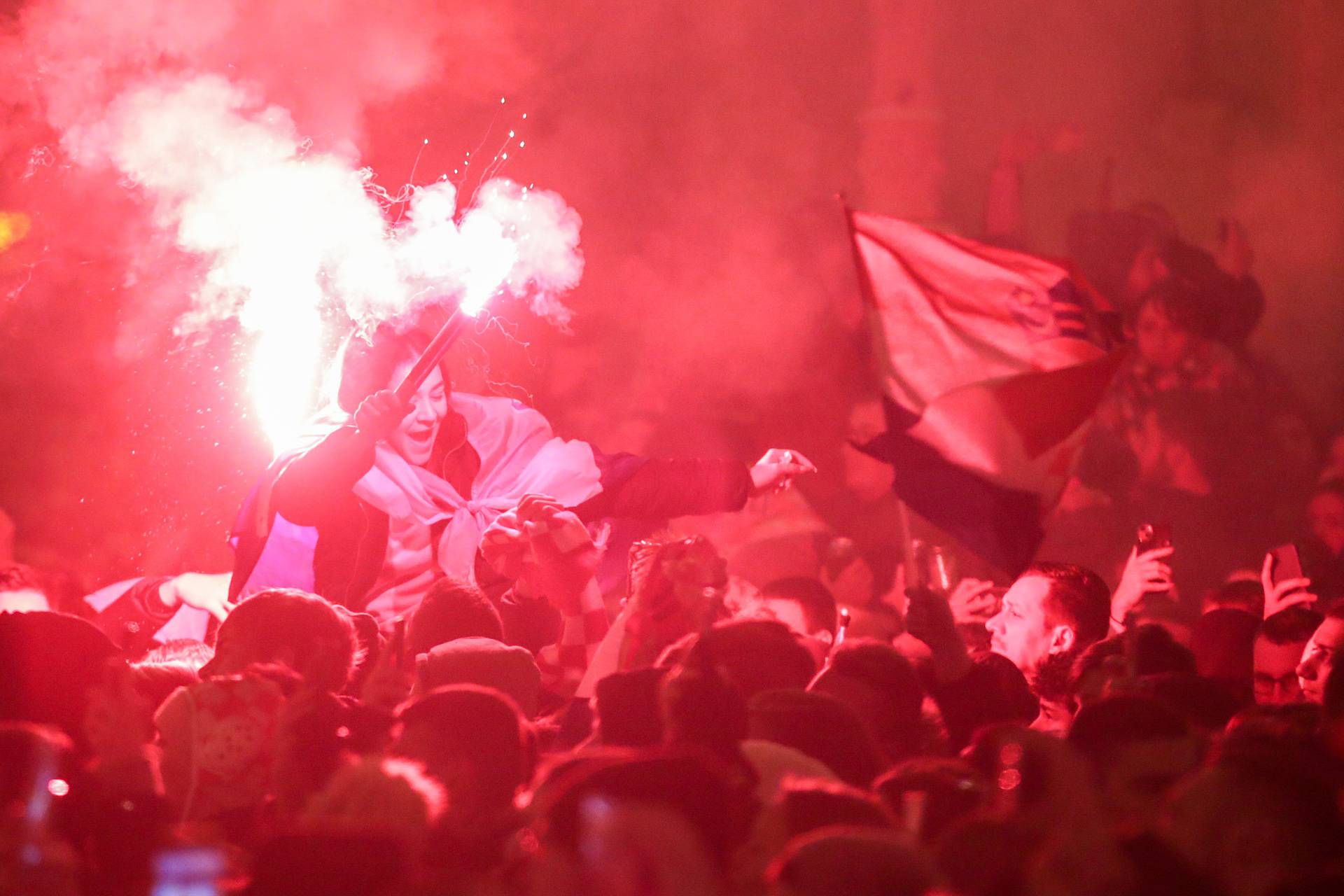 Prava ludnica vlada na Jelačićevom trgu, Vatreni krenuli prema Trgu