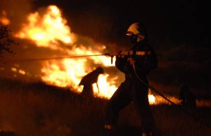 Dinara: Vatrogascima je u pomoć pristiglo 20 vojnika