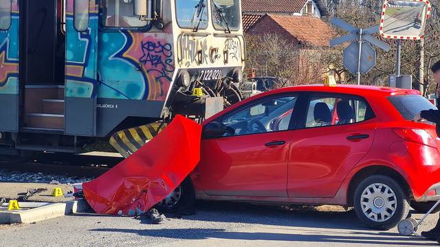 FOTO Vlak naletio na automobil kod Bjelovara: 'Pokušao sam ubaciti u rikverc, ali se ugasio'