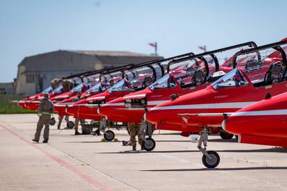 FOTO VIDEO Show u Zemuniku: Piloti Krila Oluje i Red Arrows predstavili su letačke programe