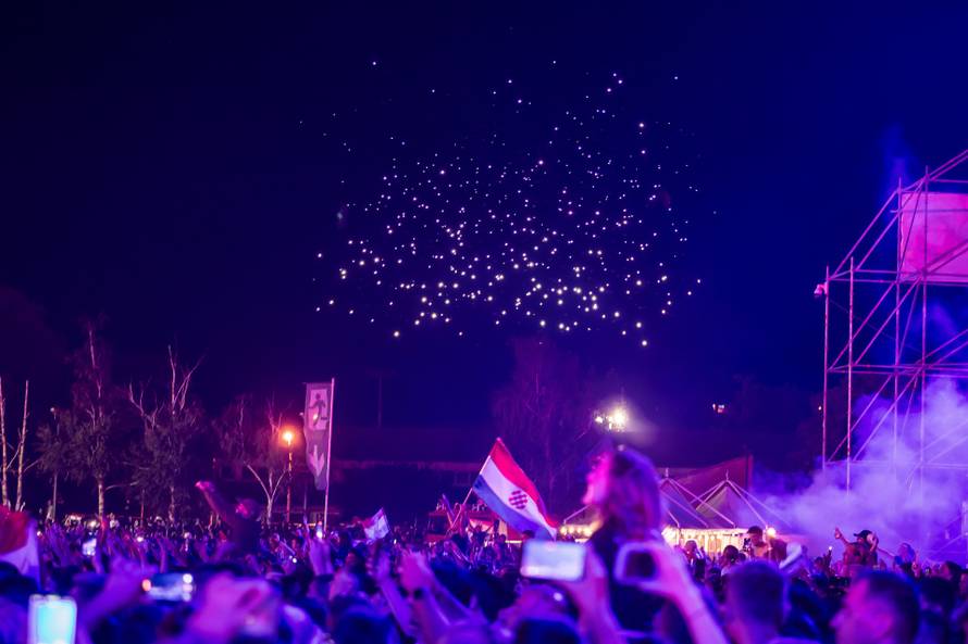 Scenografija dronovima na koncertu Marka Perkovića Thompsona