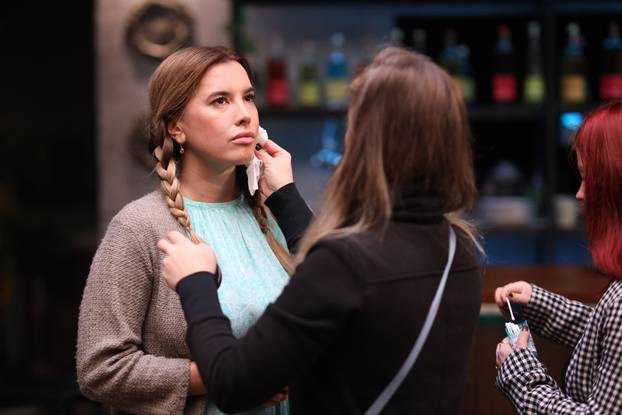 Nives u seriji igra djevicu Nenu: Zakopčana do grla šokirala sve!