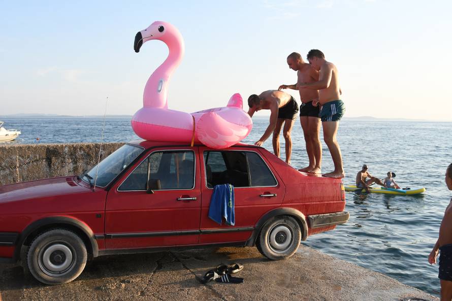 Vir: U nedostatku skakaonice, parkirali auto uz more i skakali s njega