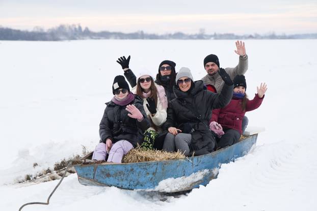 Karadžićevo: Vožnja čamcem po snježnim poljima