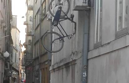 Kakva 'instalacija': Na zgradi Gradske uprave osvanuo bicikl