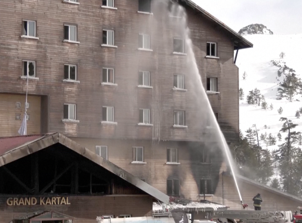 FOTO Trenuci užasa u Turskoj: Izgorio je veliki skijaški resort!