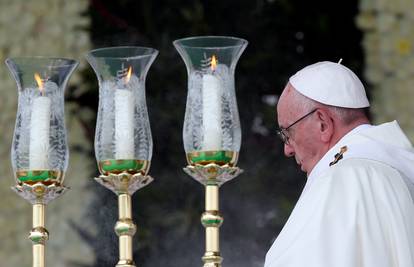 Papa Franjo je priznao da ponekad zaspi dok moli
