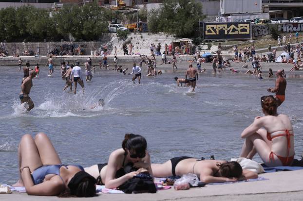 Split: Bačvice pune kupača uslijed toplog vremena