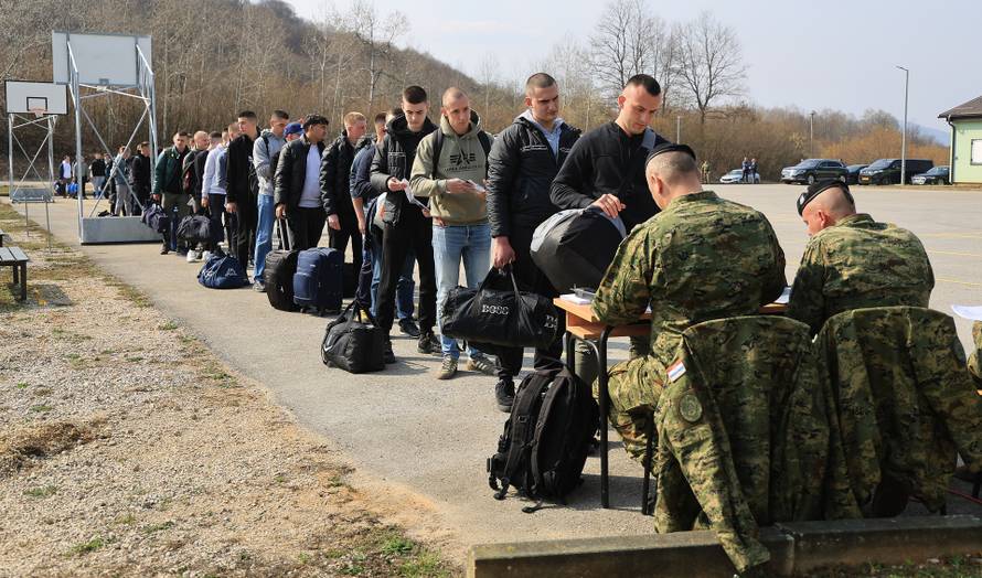 Ministar Anušić i general Kundid na prvom danu TVO-a na Slunju
