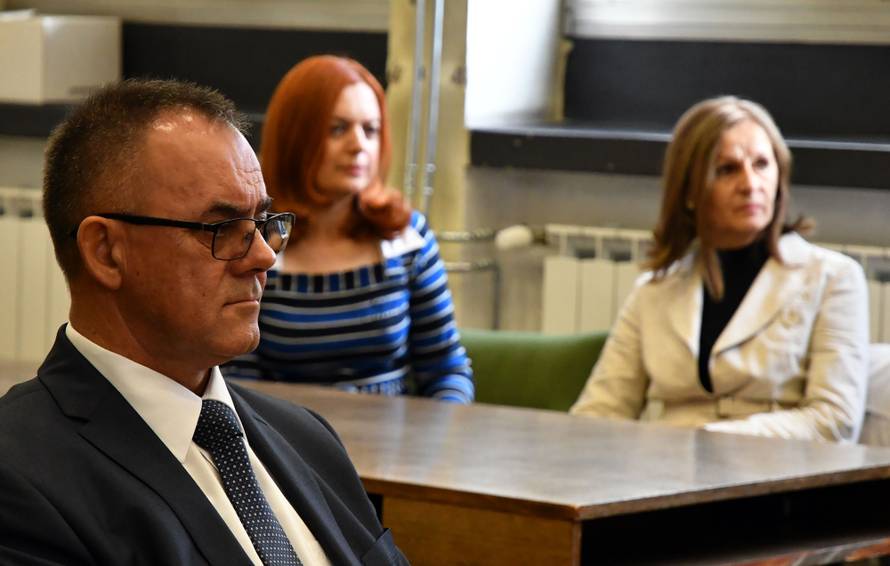 Narod ne smije vidjeti kakve su si SMS-ove slali Mare i Alojz?