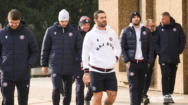 Nema zime za Livaju! Kapetan Hajduka u kratkim hlačama, sa suigračima prošetao Zagrebom