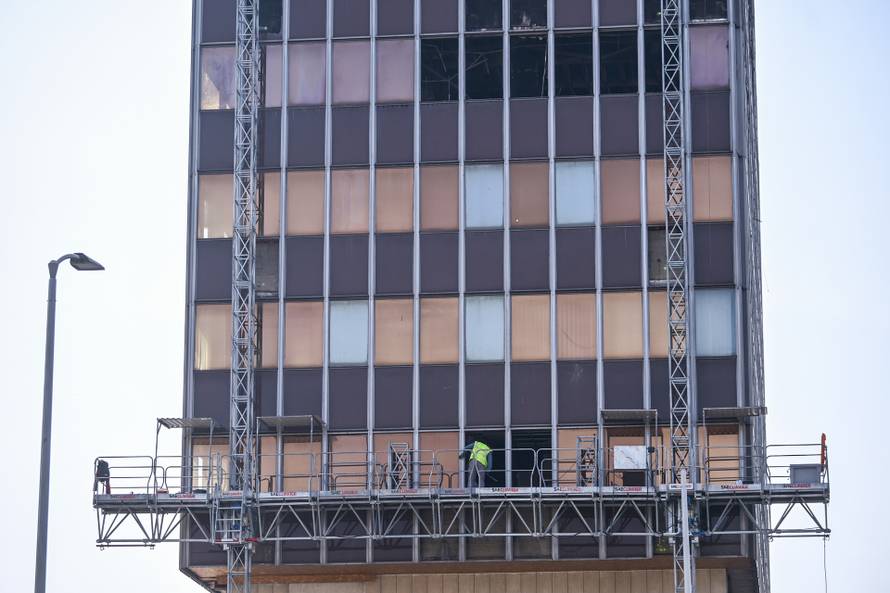 Zagreb: Postavljena dizalica na zgradu Vjesnika na kojoj traju pripreme za rušenje