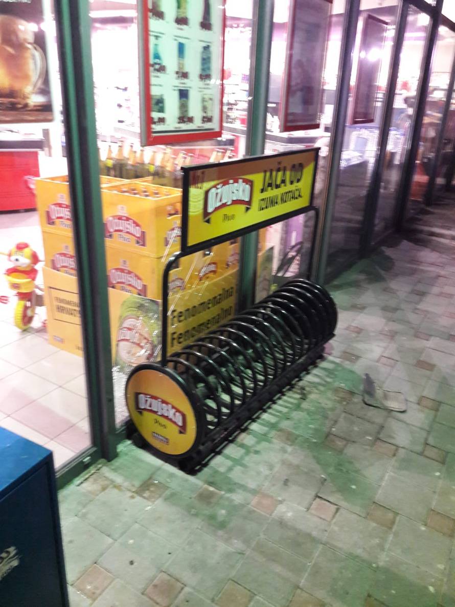 Autom oštetio izlog trgovine pa proletio kroz obližnju živicu