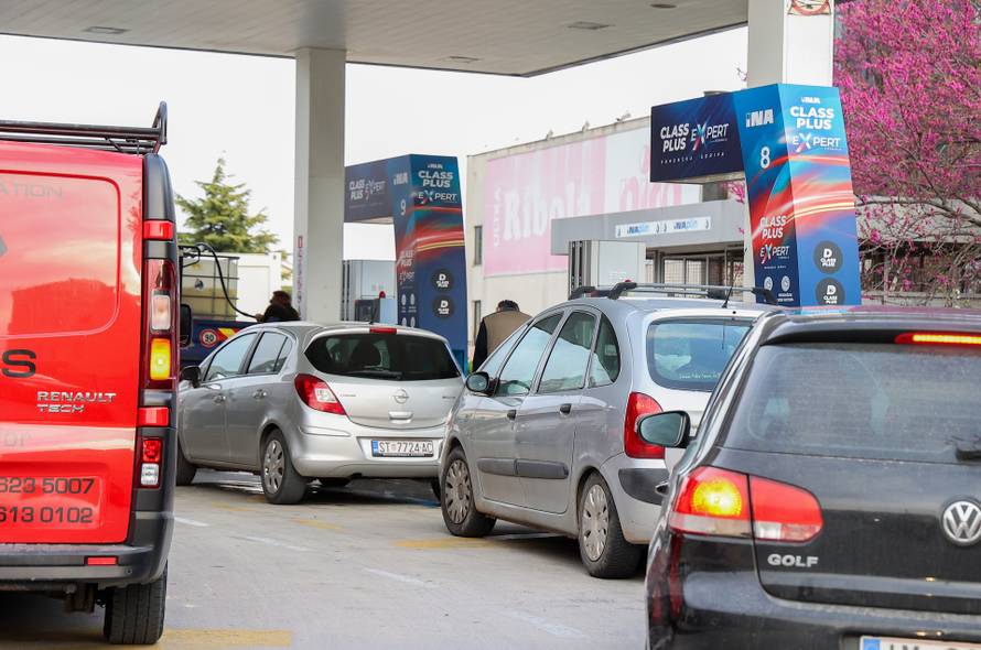 Kaštela: Gužve na benzinskim postajama zbog povećanja cijena goriva