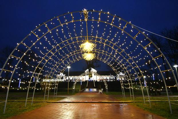 Virovitica: Središte grada sjaji  u blagdanskom ozračju jer traje manifestacija Advent u Virovitici