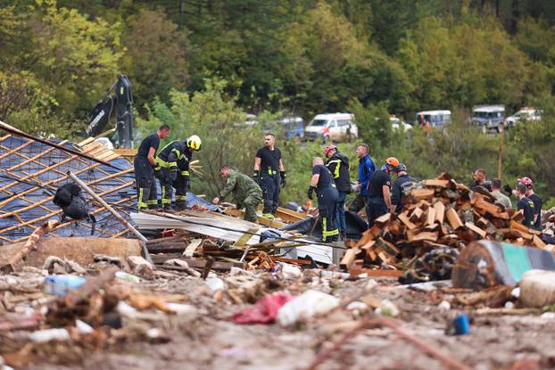 Najmanje 21 osoba izgubila je život u poplavama u BiH, započela potraga za nestalima 