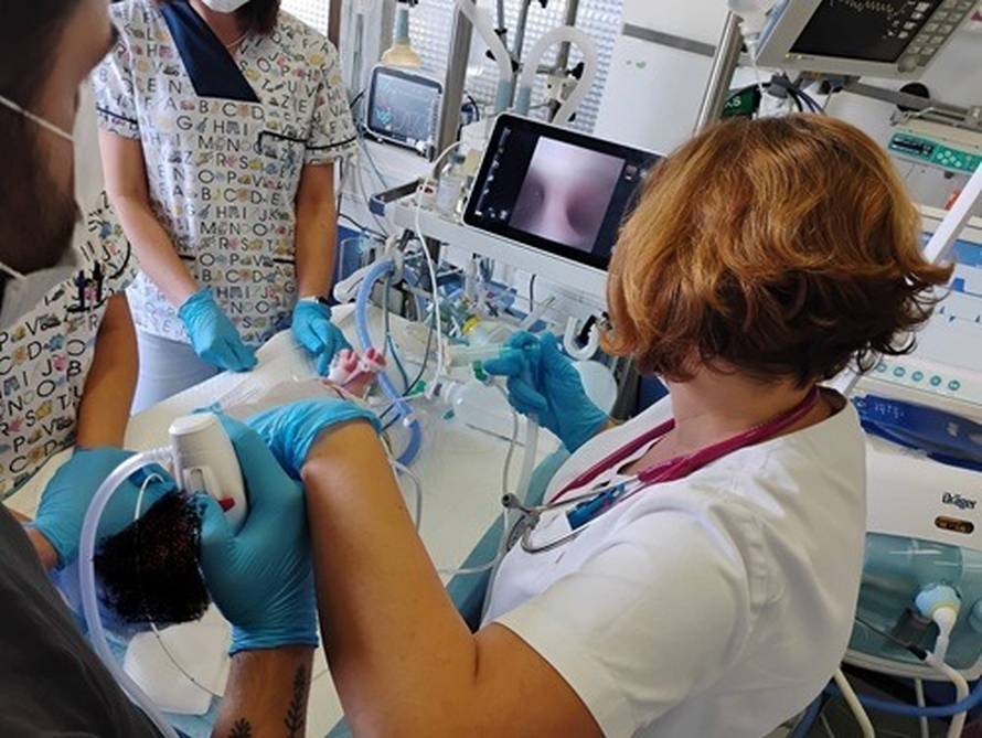 Novorođenče prestalo disati, liječnici osječkog KBC-a spasili ga od tumora bez ijednog reza