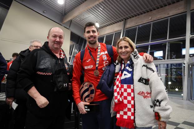 Billund: Rukometasi Hrvatske družili se s navijačima u zračnoj luci prije odlaska u Hrvatsku