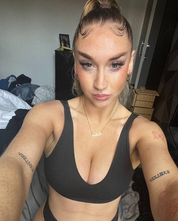 FOTO Bujna kći legende Uniteda provocira oskudnim izdanjima