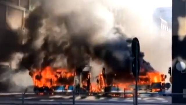 Panika u Stockholmu: Usred grada eksplodirao je autobus
