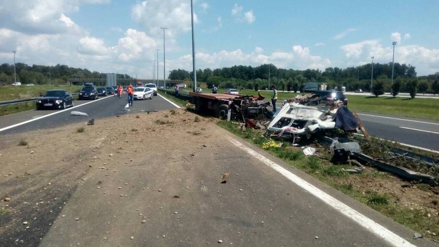 Horor na autocesti: Zapeo je pa je preko njega prešao traktor