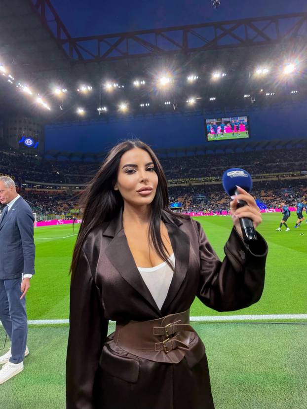 FOTO Tko je bujna TV voditeljica koja se fotkala gola? Šuškalo se da je imala aferu s legendom