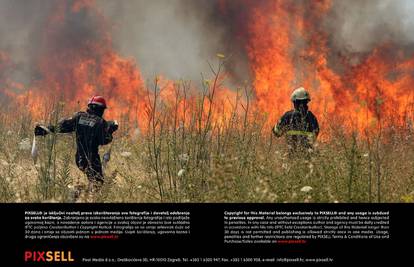 Veliki požar kod Drniša, gori hrastova šuma i nisko raslinje