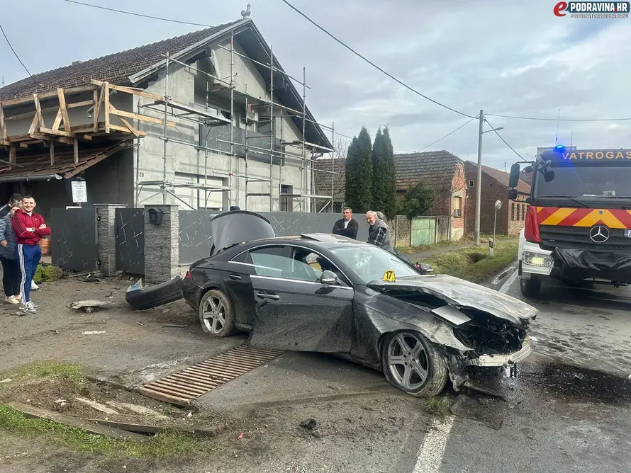 Vozio Mercedes bez vozačke pa se zabio u zid kuće: Vozač (26) i putnica (21) lakše ozlijeđeni