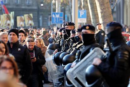 Zagreb: Interventna policija uz prosvjednike protiv COVID potvrda