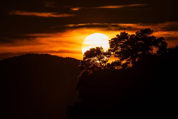 Split: Zalazak sunca iznad uvale Kašjuni