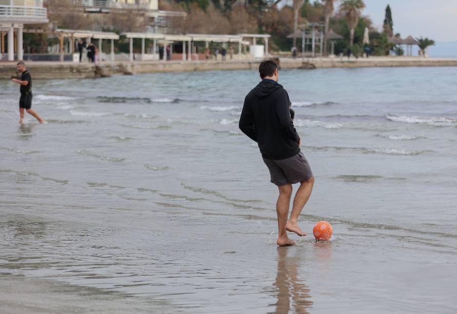 Split: Unatoč kiši na Bačvicama je bila gužva