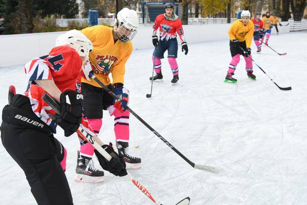 Na otvorenju klizališta u Bjelovaru glavna atrakcija bili su zagrebački klizači i bjelovarski hokejaši