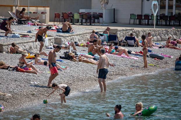 Dubrovnik: Plaža u uvali Lapad prepuna turista