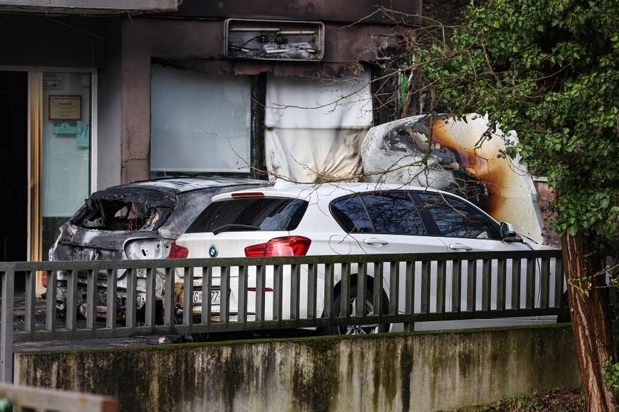 Zagreb: Požar automobila ispred stambene zgrade na Črnomercu