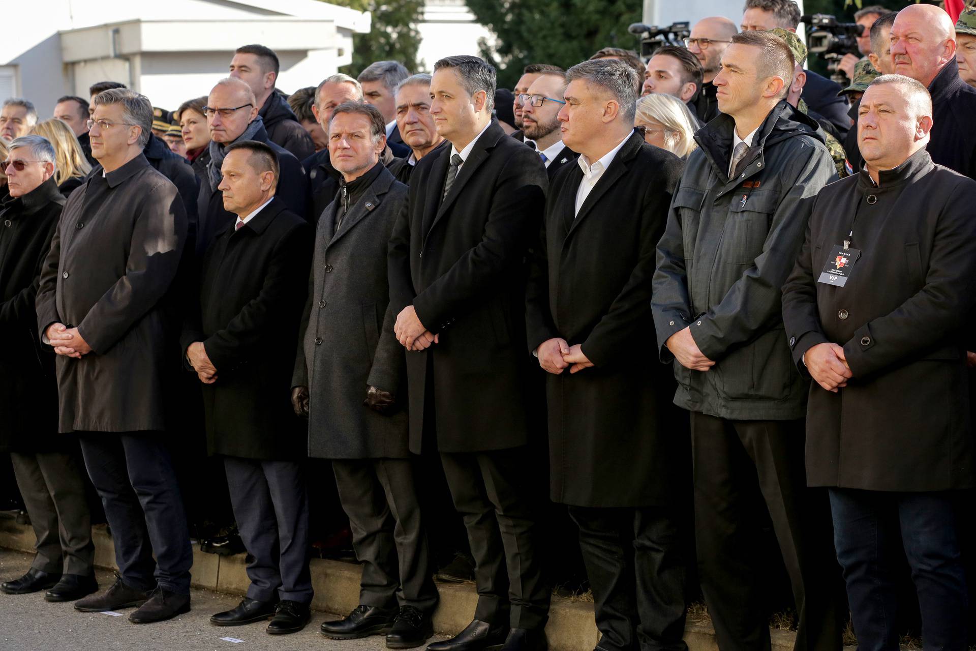 Vukovar: Okupljanje ispred Memorijalne bolnice uoči početaka obilježavanja Dana sjećanja na žrtvu Vukovara i Škabrnje