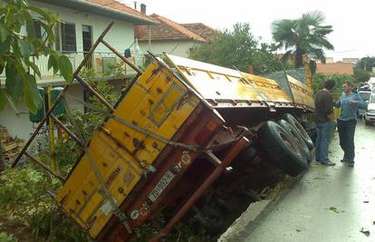 Šleper udario auto i zabio se u vrt obiteljske kuće