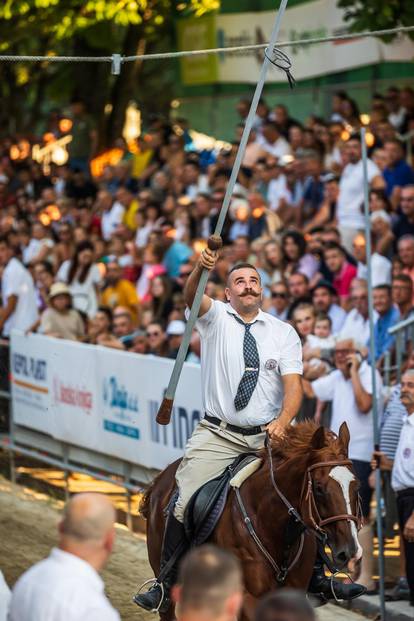 FOTO Svi putevi vode u Sinj! Alkarski grad prepun domaćih i stranaca, svi prate Baru...