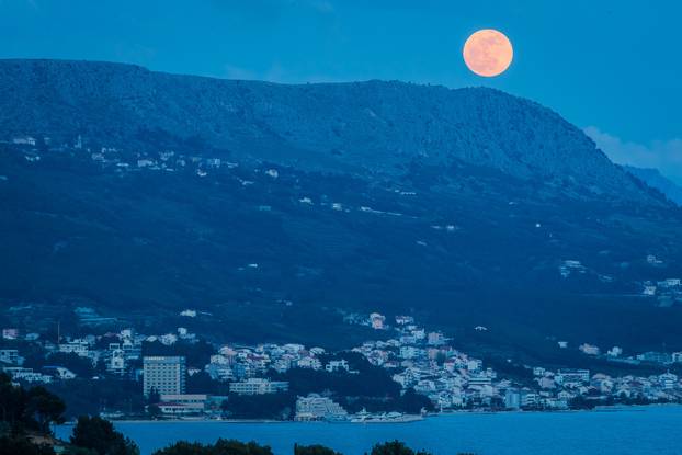 Split: Pogled na izlazak punog Mjeseca iznad planine Perun