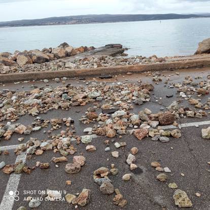 FOTO Jugo je razbacalo sve u Crikvenici: 'Teglenica je skoro potonula, kamenje je posvuda'