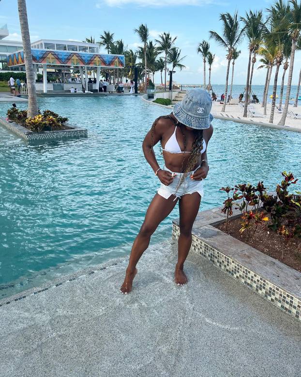 FOTO Simone Biles: Pogledajte mi grudi prije i poslije operacije