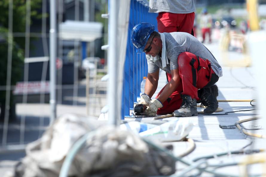 Zagreb: BandiÄ obiÅ¡ao radnike na Mostu slobode i poÄastio ih Äevapima