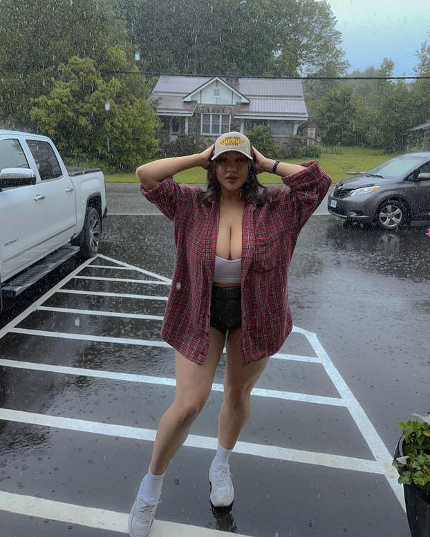 FOTO 'Imam toliko velike grudi da me svi mrze. Nisu umjetne!'