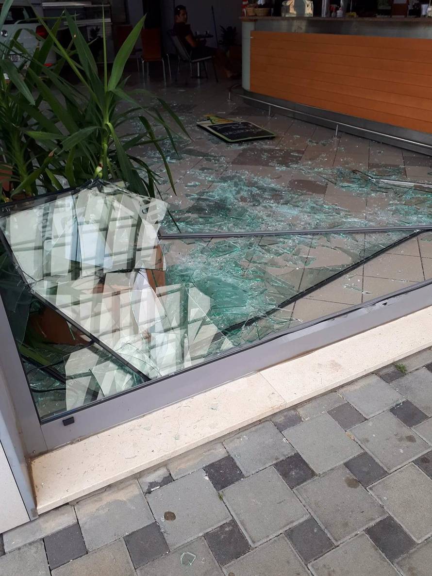 Srećom stradali su samo auti: Upss! Pa samo smo dodali gas