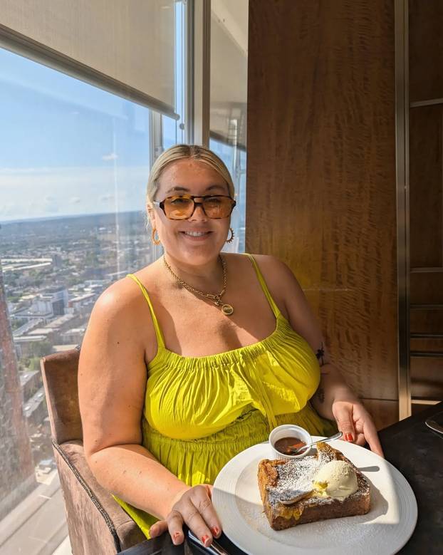 FOTO Fotkala se uz Arsenalovu zvijezdu, 'pobrkali' su je za njegovu djevojku: 'Odvratni ste'