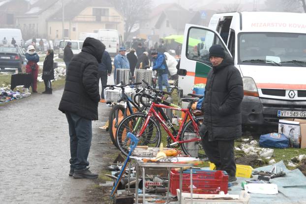 Koprivnica: Zimski uvjeti smanjili broj prodavača na koprivničkom buvljaku