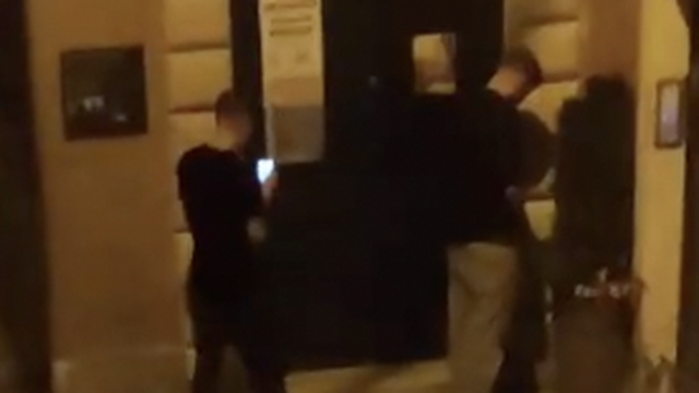 VIDEO Zaštitari uhvatili turista u Splitu kako mokri po zidu: 'Sad skini košulju i sve to pobriši...'