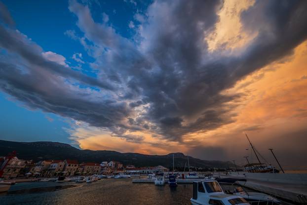 Kašel Stari: Olujni oblaci na nebu tijekom zalaska sunce