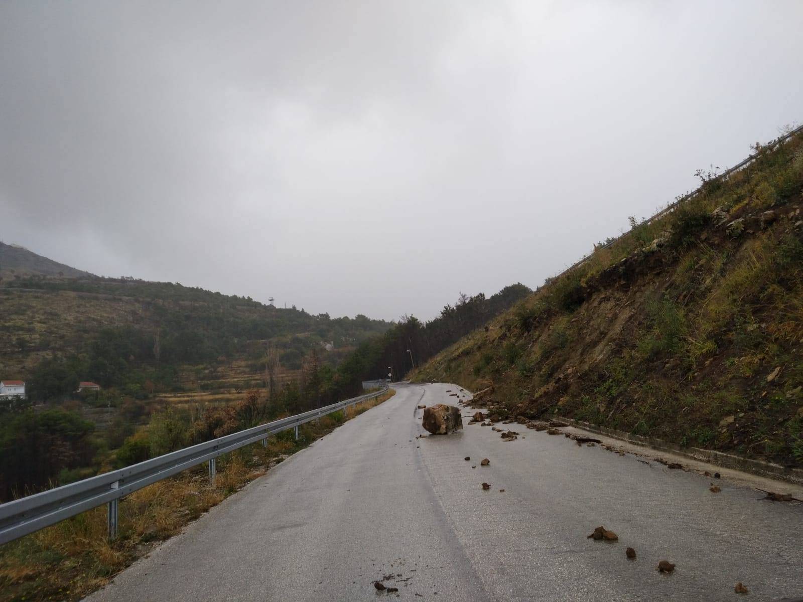 Vozači oprez! Kamene gromade padaju na ceste po Dalmaciji