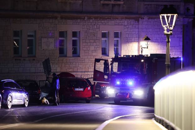 Trogir: Autom se zabio u parkirana vozila i poginuo